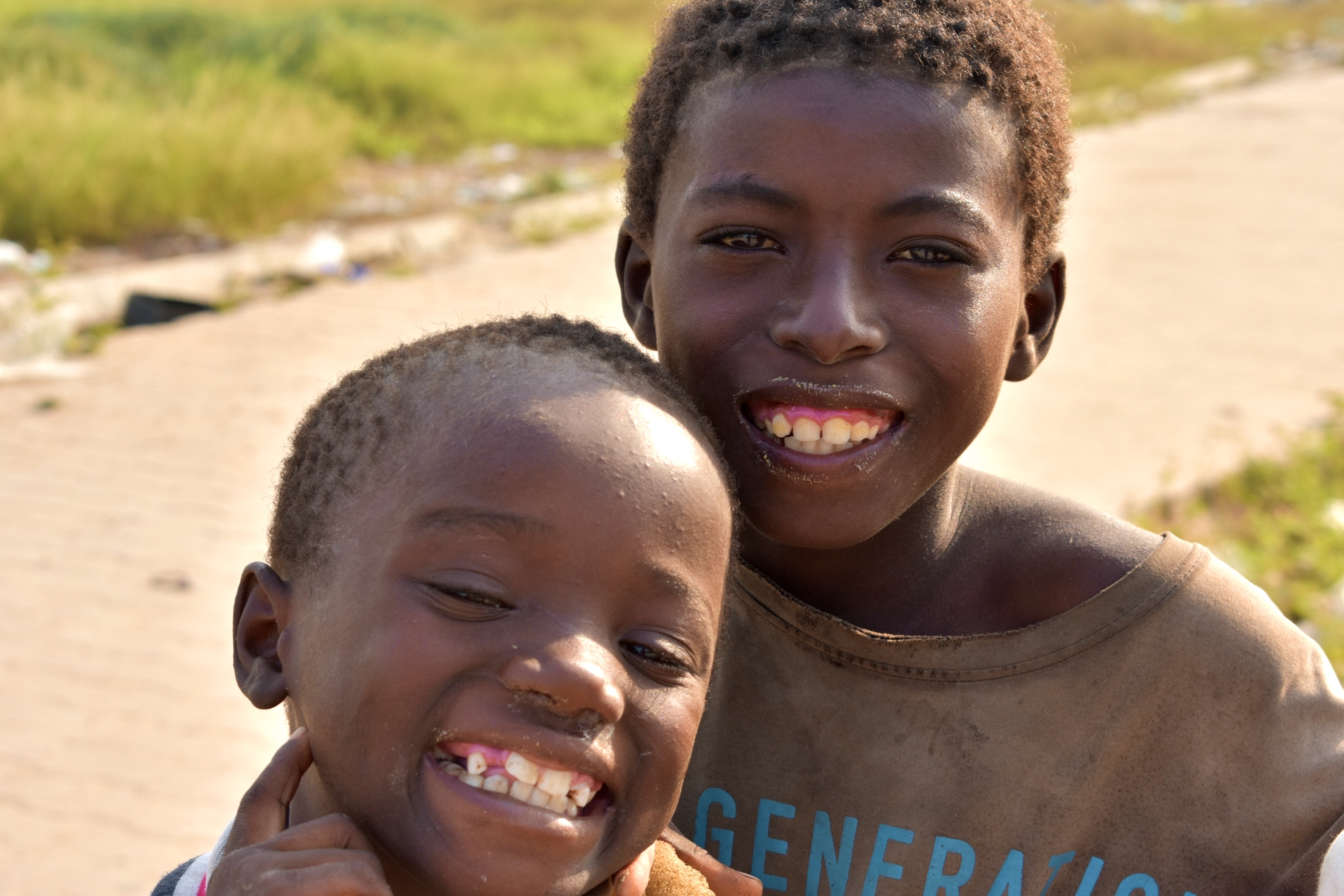 Niños de Angola sonriendo