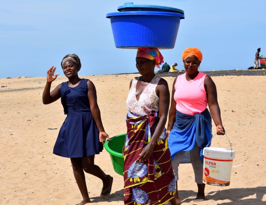 Mujeres de Angola trabajando