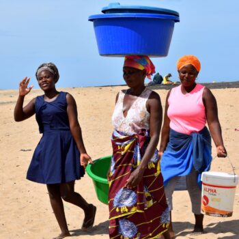 Mujeres de Angola trabajando