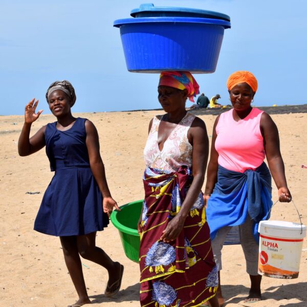 Mujeres de Angola trabajando