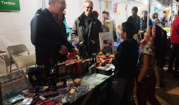 Niños participan de juego en Tortosa